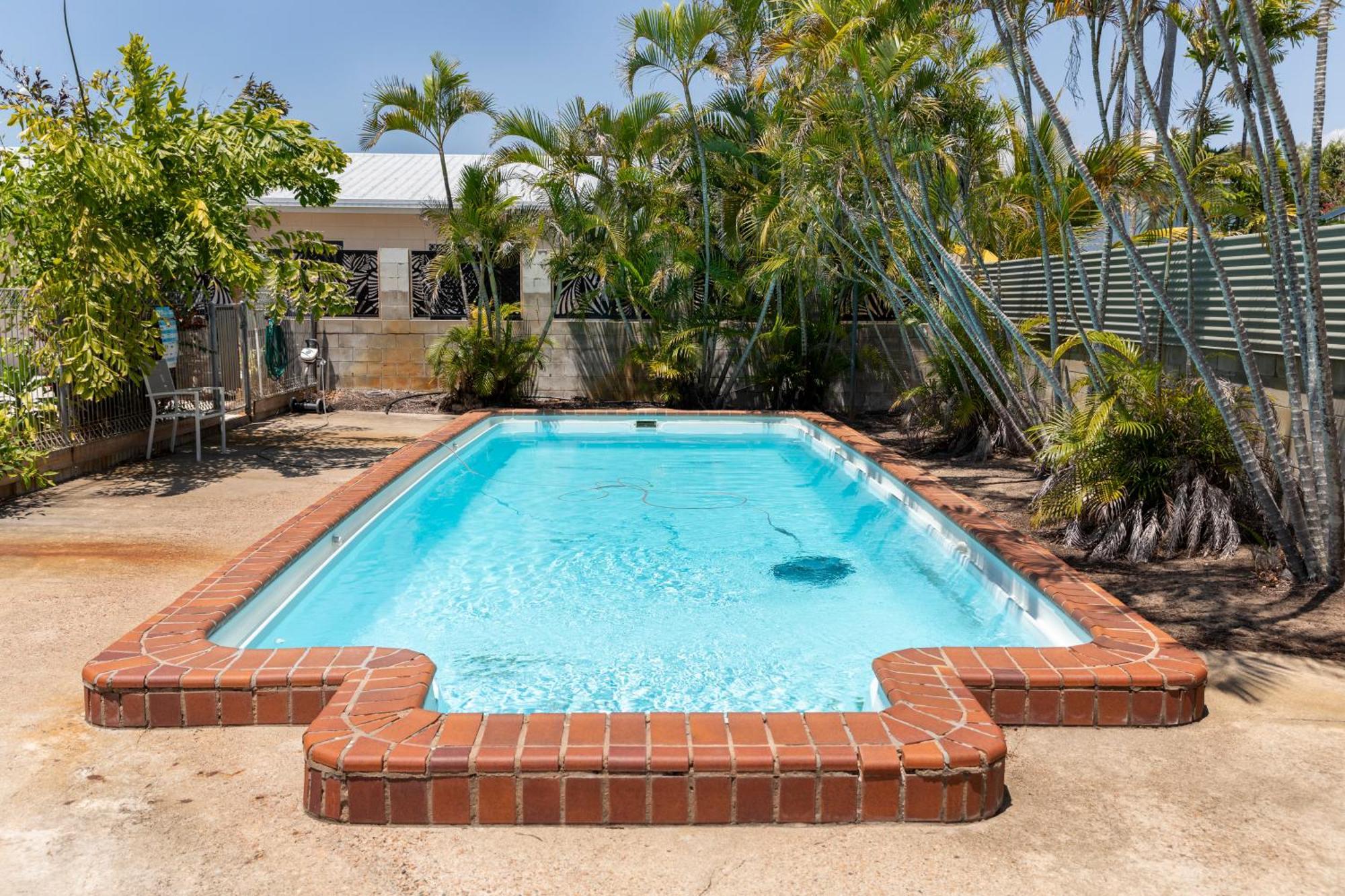 Palm View Holiday Apartments Боуэн Экстерьер фото