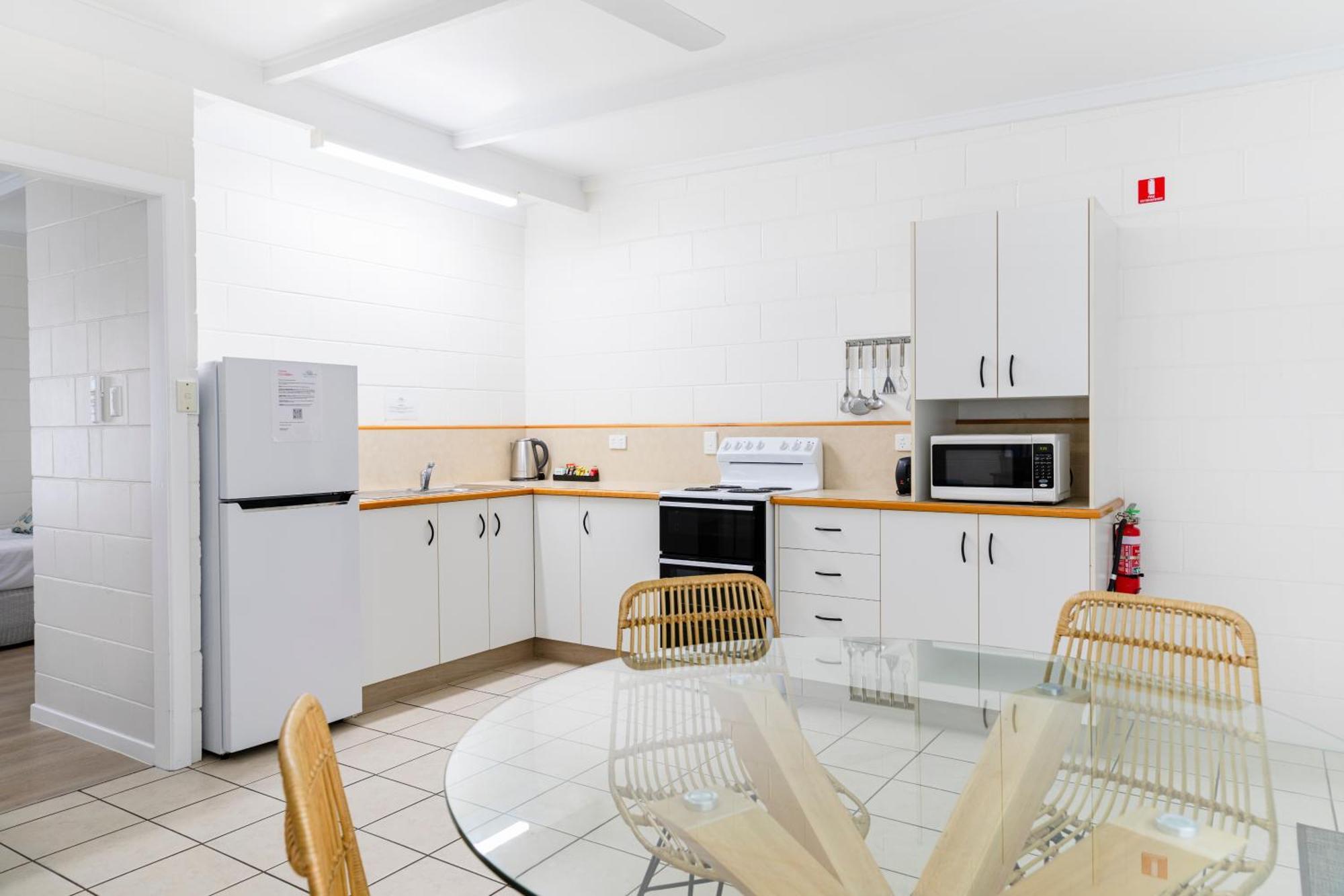 Palm View Holiday Apartments Боуэн Экстерьер фото