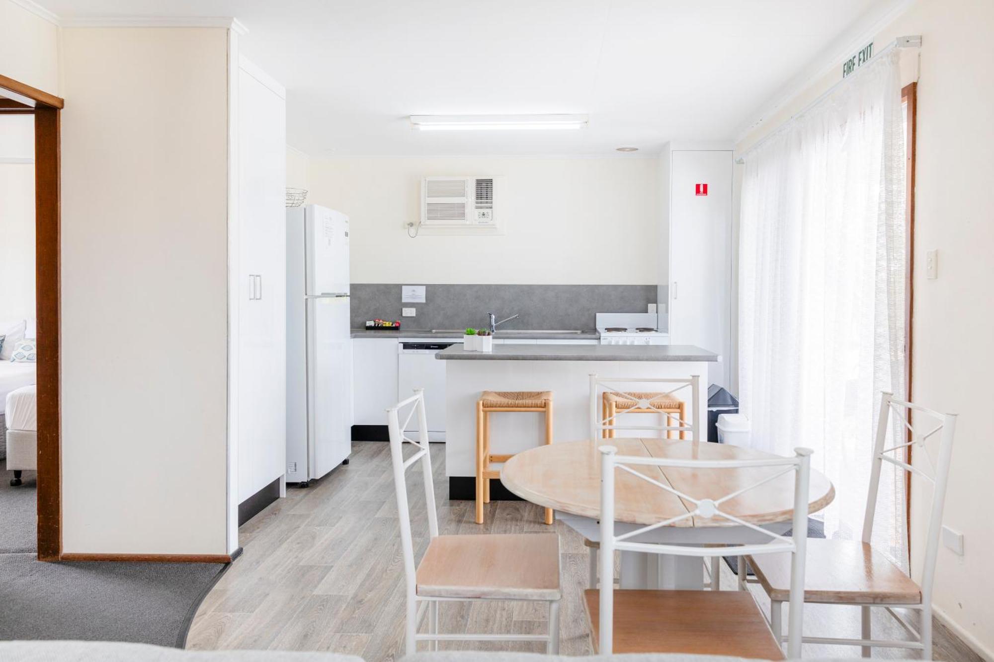 Palm View Holiday Apartments Боуэн Экстерьер фото
