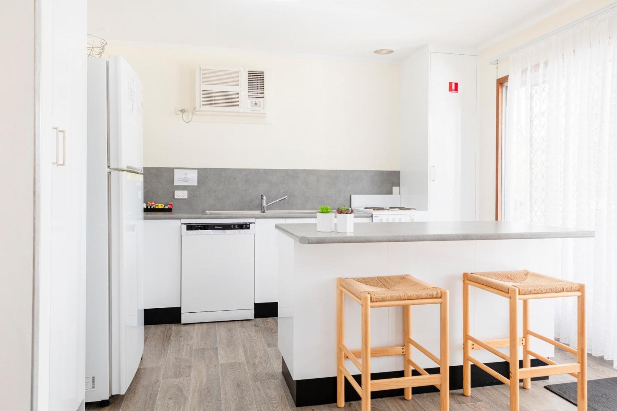 Palm View Holiday Apartments Боуэн Экстерьер фото