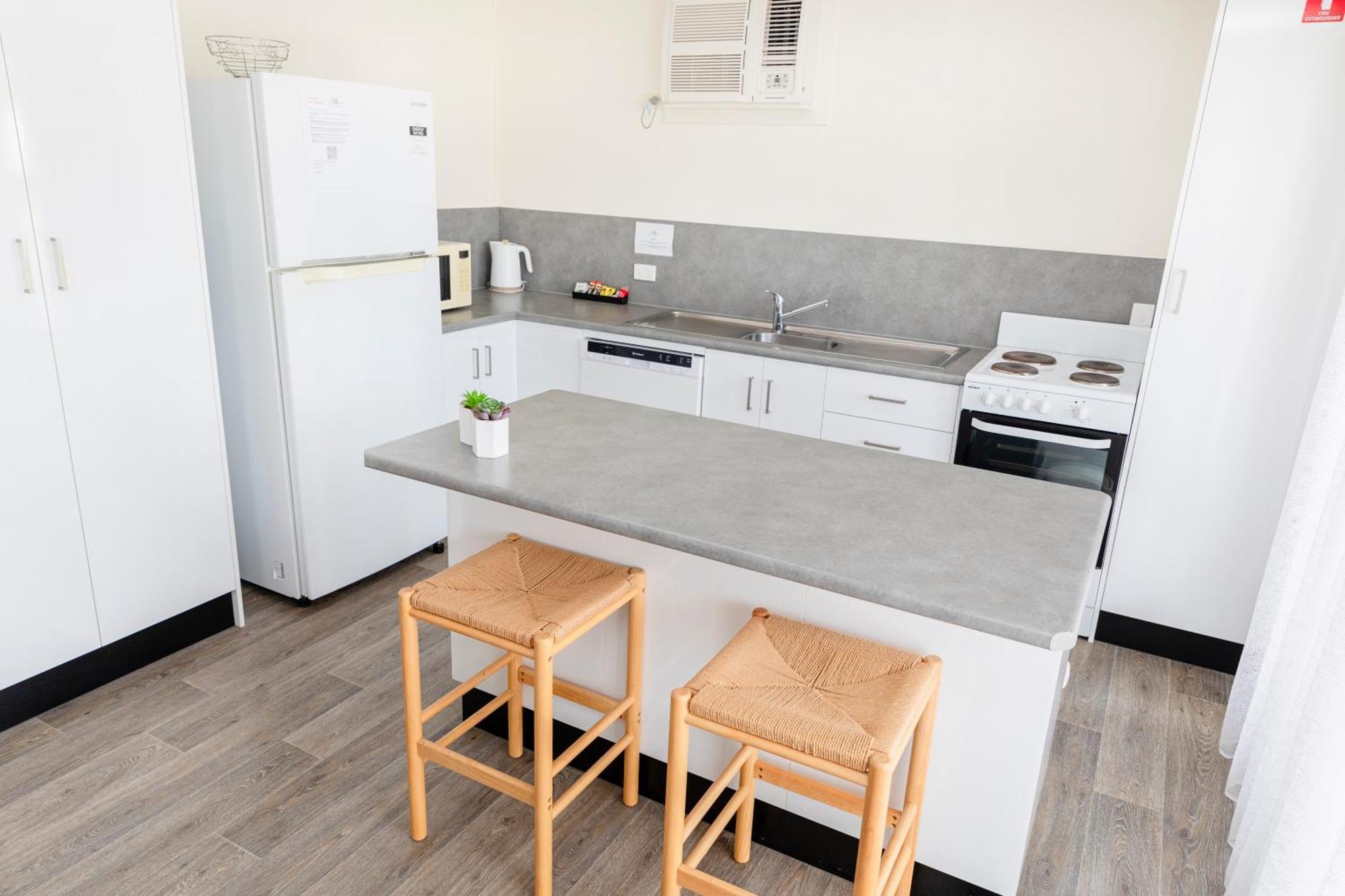 Palm View Holiday Apartments Боуэн Экстерьер фото