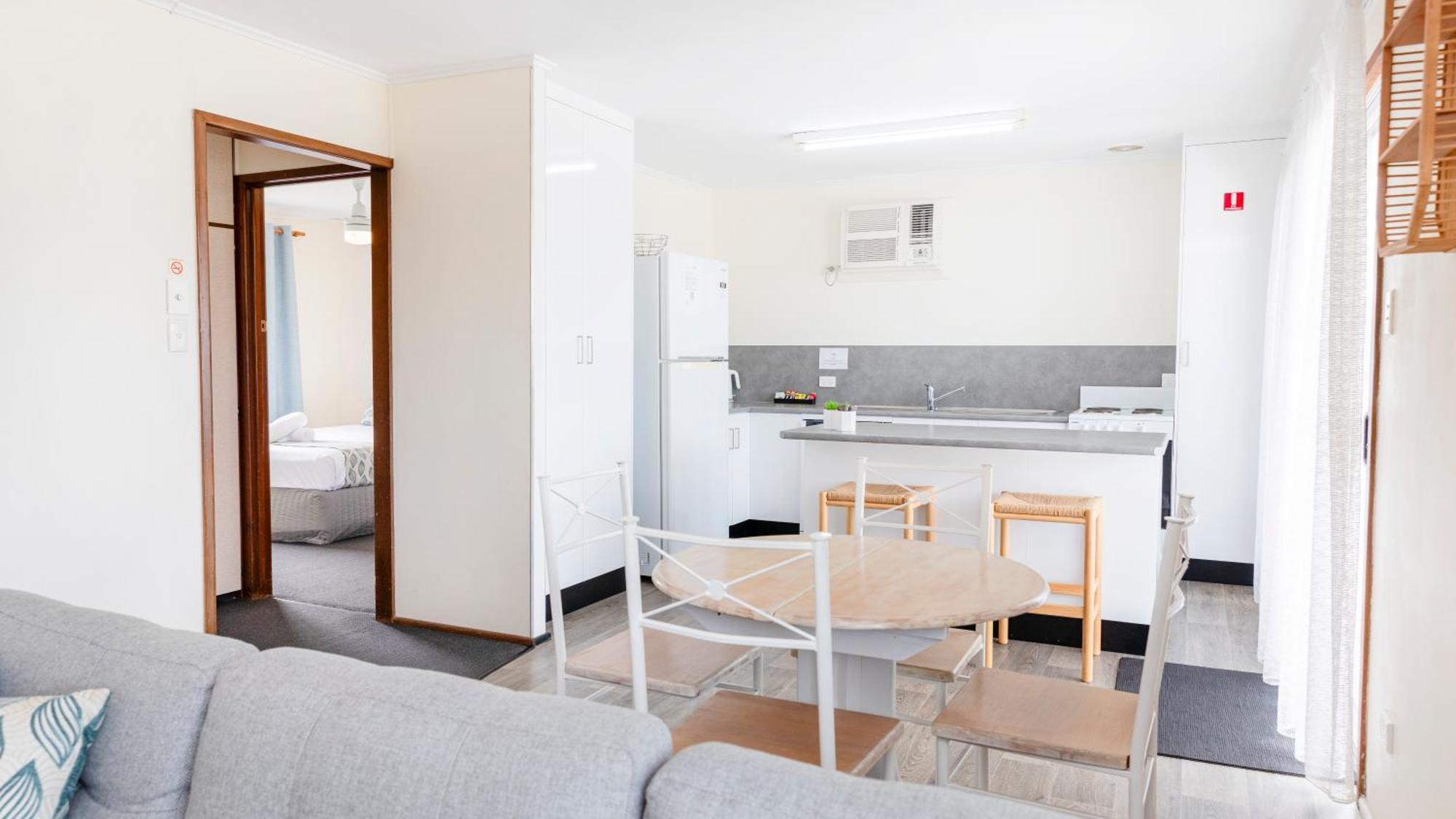 Palm View Holiday Apartments Боуэн Экстерьер фото