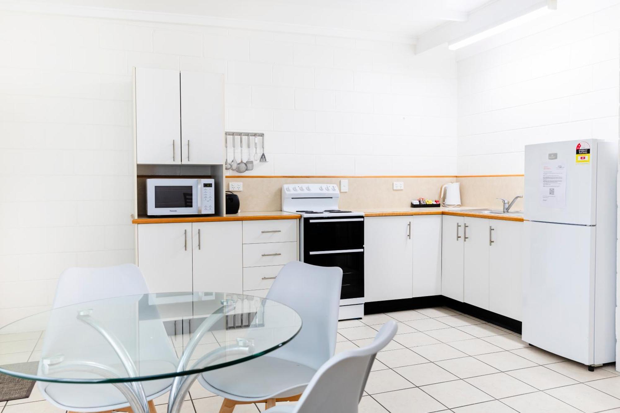 Palm View Holiday Apartments Боуэн Экстерьер фото
