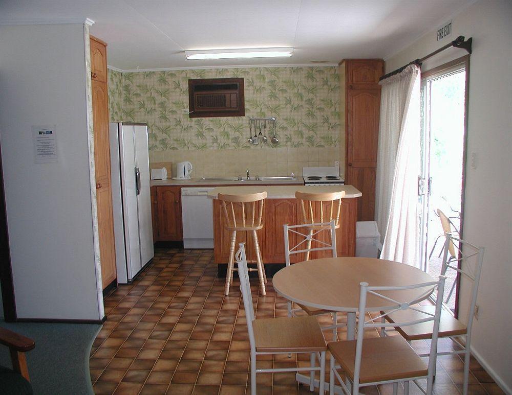 Palm View Holiday Apartments Боуэн Экстерьер фото