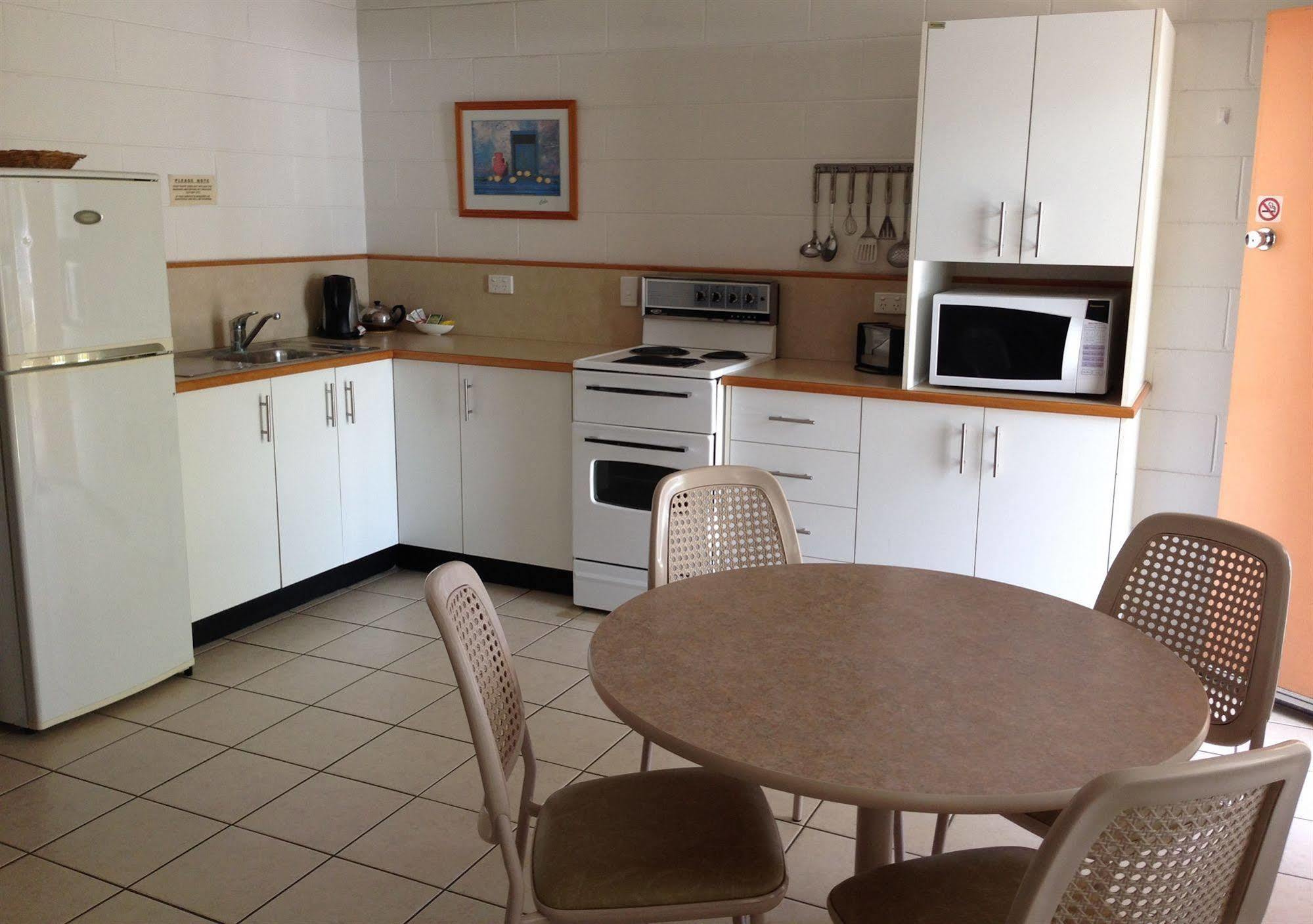 Palm View Holiday Apartments Боуэн Экстерьер фото